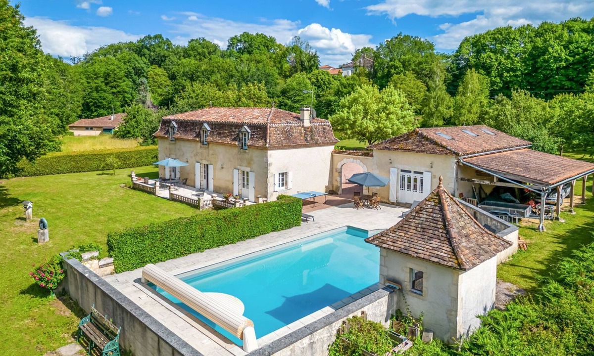 Bourdeilles Villa | Maison De La Dronne - Four Bedroom Villa, Sleeps 8
