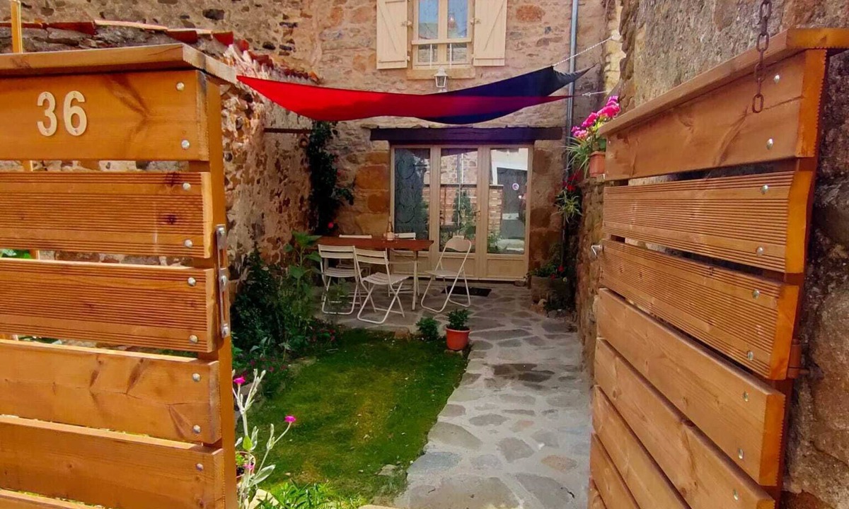 Vic-le-Comte House | Maison de Village F2 60m² Avec Cour Fermée