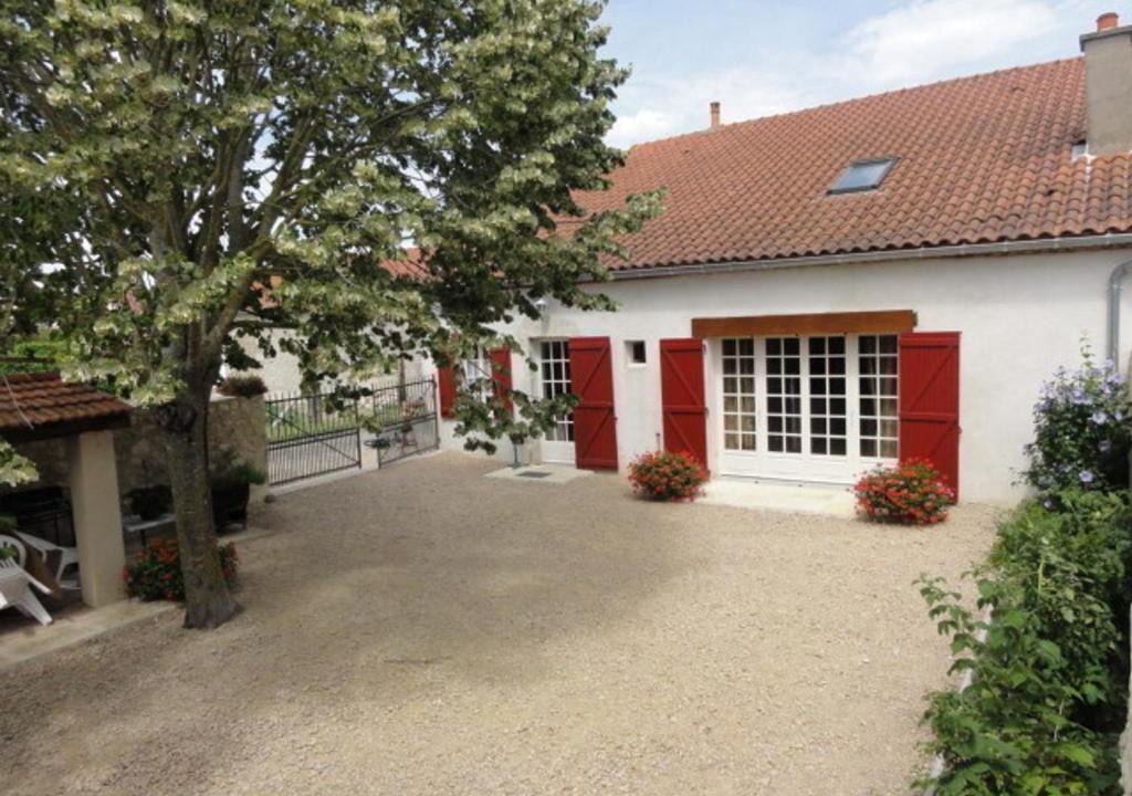 Charroux House | Maison en pierres rénovée avec cour close et terrasse privée, animaux admis, parking, Wi-Fi - FR-1-489-271
