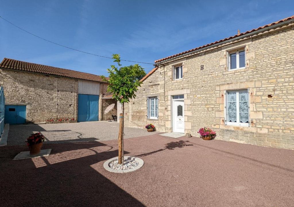 Puyreaux House | Maison lumineuse avec cour privative, proche sites culturels, tout confort, équipé bébé, wifi inclus - FR-1-653-98