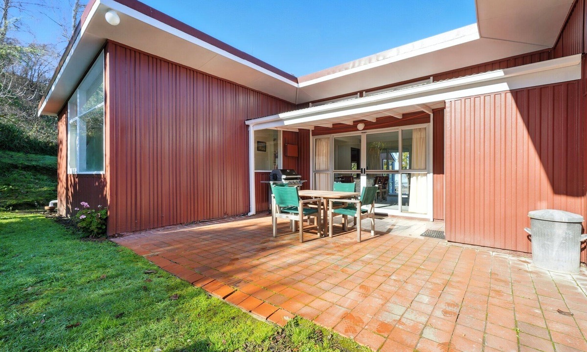 Duvauchelle House | Maison Pierre Rouge - Duvauchelle Holiday Home