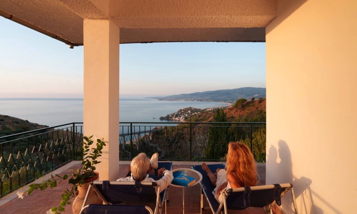 Copanello House | Maison Stalettì, between sky, sea, and prickly pears