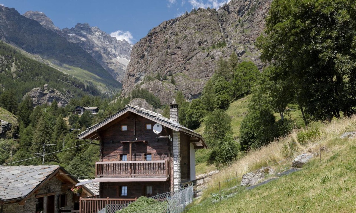 Singlin Apartment | Maisonette Grené is a romantic mountain style apartment outside the Valtournenche village