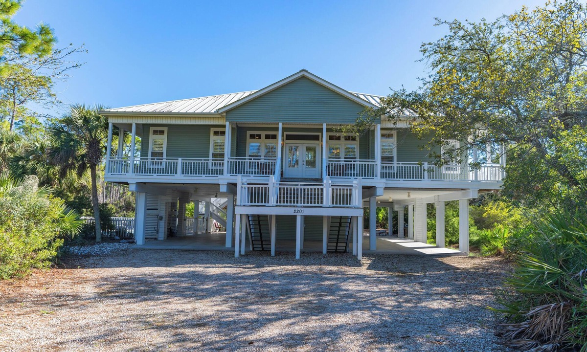 Plantation House | Make Waves for LESS 20% OFF! Back on the Rental Market! Dog-Friendly