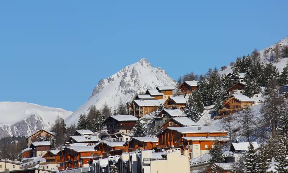 Guillaumes Hotel | Make Your Trip More Enjoyable! Steps away from Ski Lifts & Biking Trails!