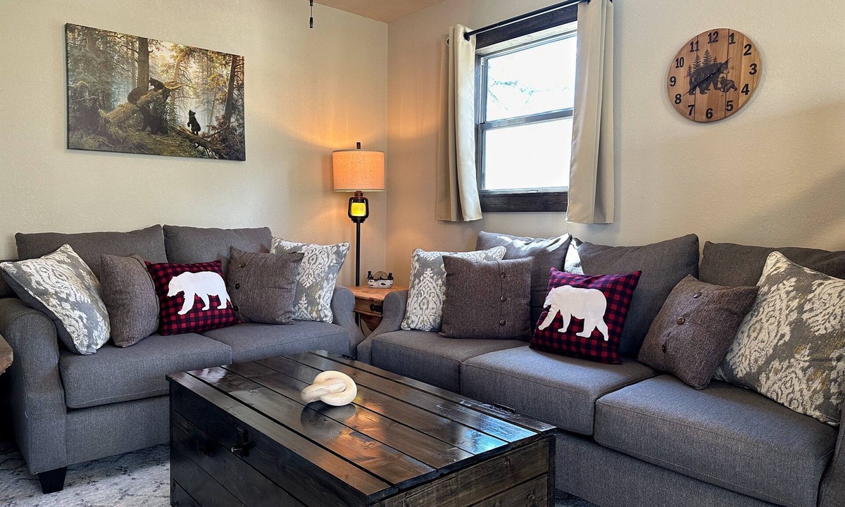 Branson West Cabin | Mama Bear Cabin 2 - Community pool and hottub.