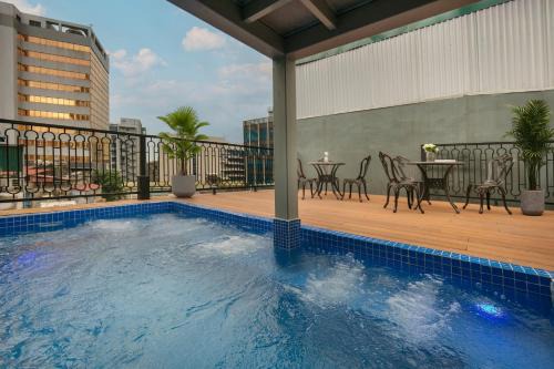 French Quarter Hostel | Mama Hostel & Rooftop Pool