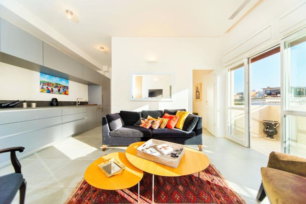 Old North Apartment | Mamad Bright Apt w Balcony 10min Walk from Beach
