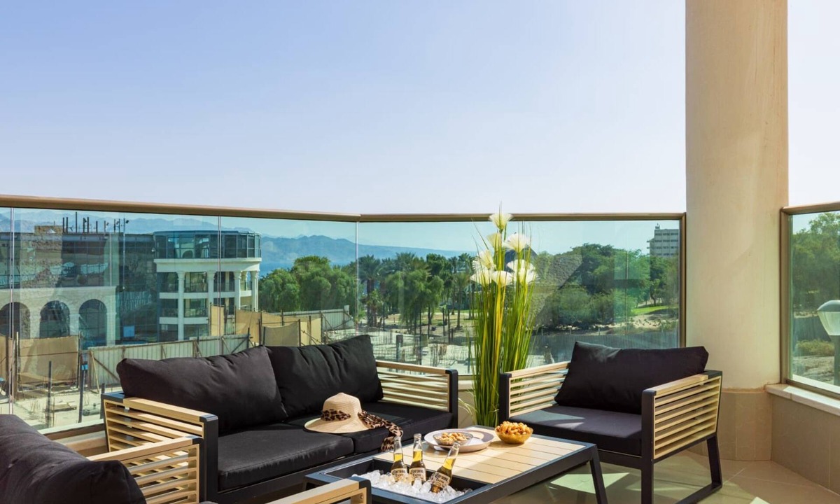 Eilat Apartment | Mamad Bright Eilat escape with balcony and pool