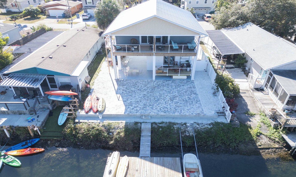 Weeki Wachee Gardens House | MANATEE CROSSING 3Bd/3Ba w/Studio, Private Dock & Kayaks, Weeki Wachee, FL