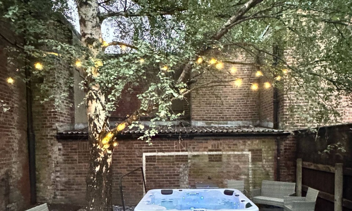 Salford House | Manchester - City Centre - Hot Tub - Free Private Parking - Sleeps 8