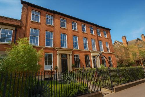 Salford House | Manchesters Ultimate House - Hot tub - Sleeps 22!