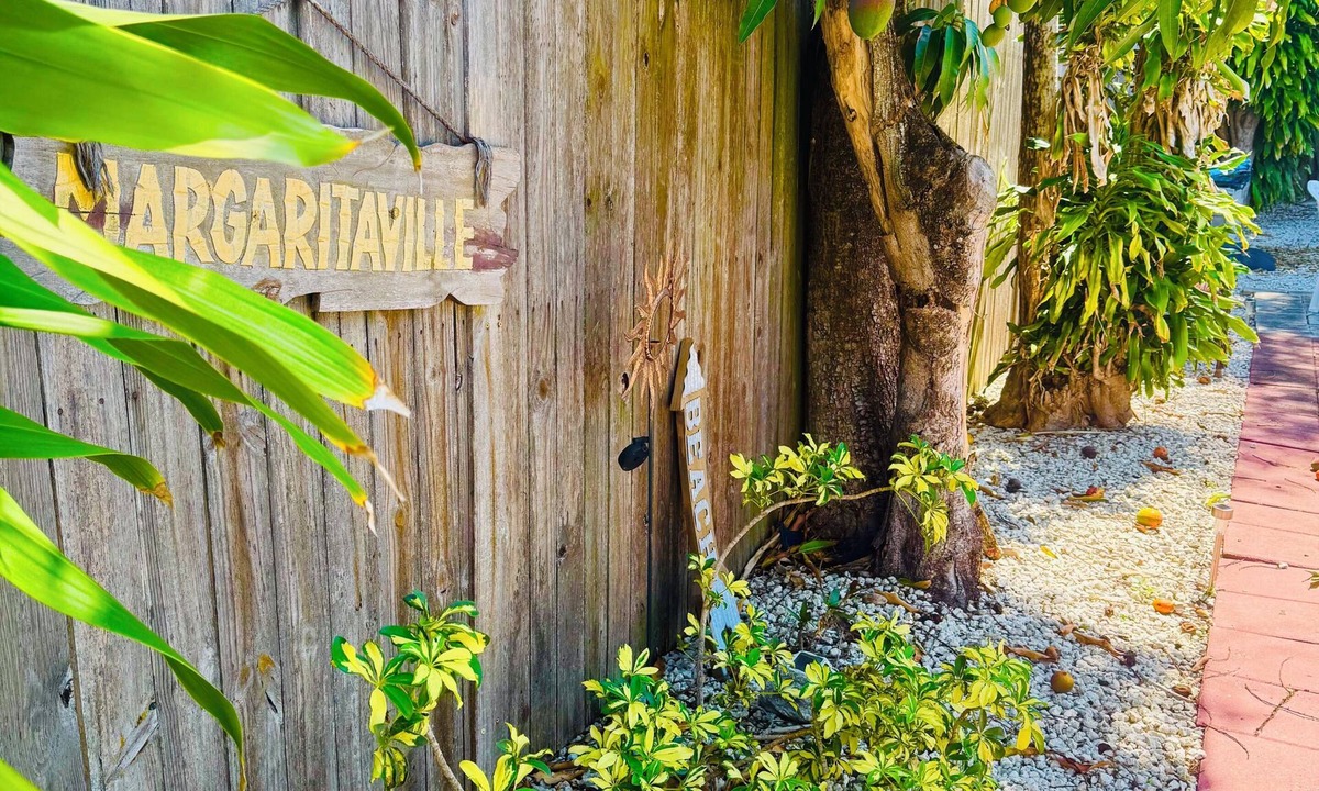 Lake Worth House | Mango Beach Retreat