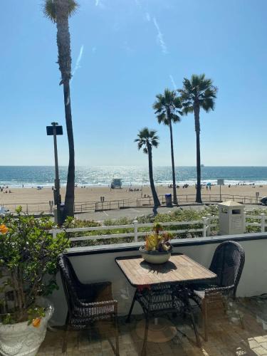 El Porto Apartment | Manhattan Beach Beachfront Charming On The Strand