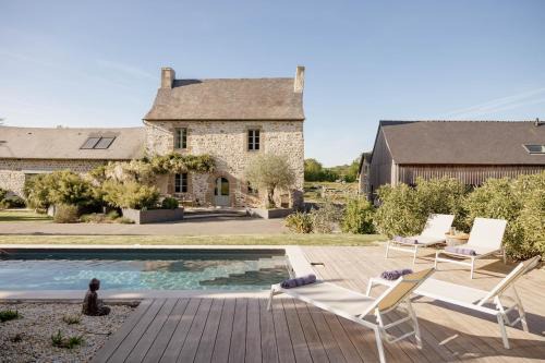 Val-d'Ize Bed & Breakfast | Manoir de la Nogrie - Chambre de charme avec accès privatif - Piscine chauffée sur domaine 5 étoiles à la campagne