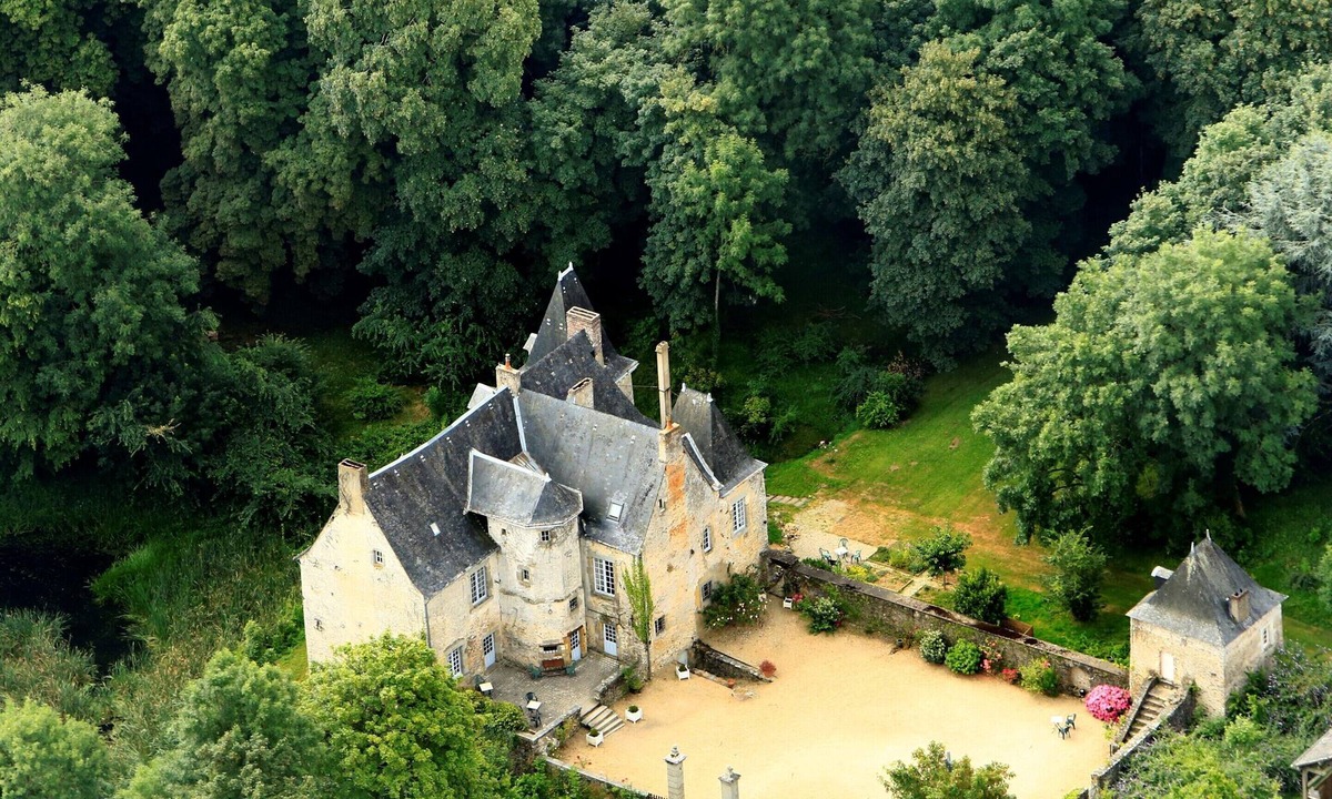 Laval House | Manoir de Rouessé