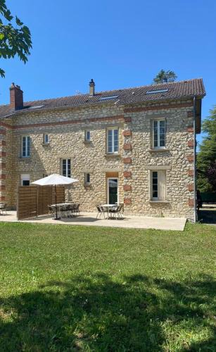 Chartres House | Manoir en Pierre Chartres