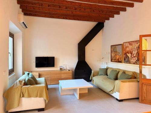 Alaro House | Manyolas 93