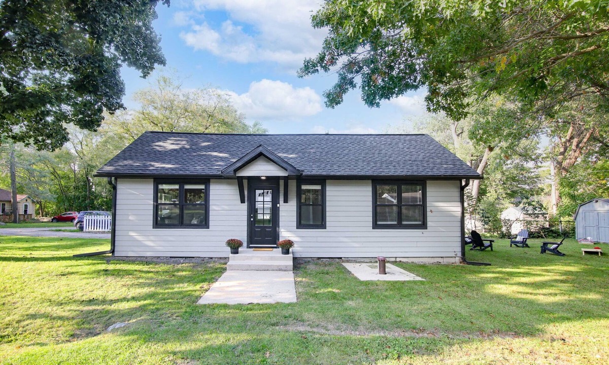 Newville Cottage | Maple Beach Cottage - Charming 2-bedroom cottage in Edgerton