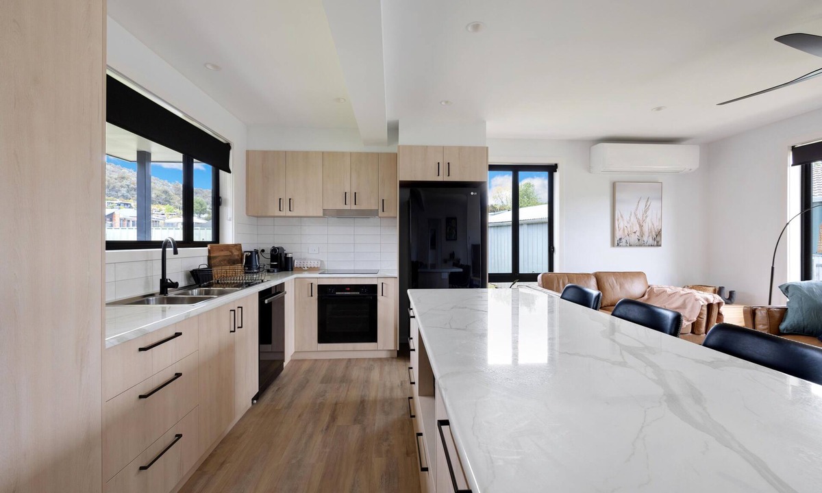 Myrtleford House | Maple Cottage - Bright, Luxurious & Modern