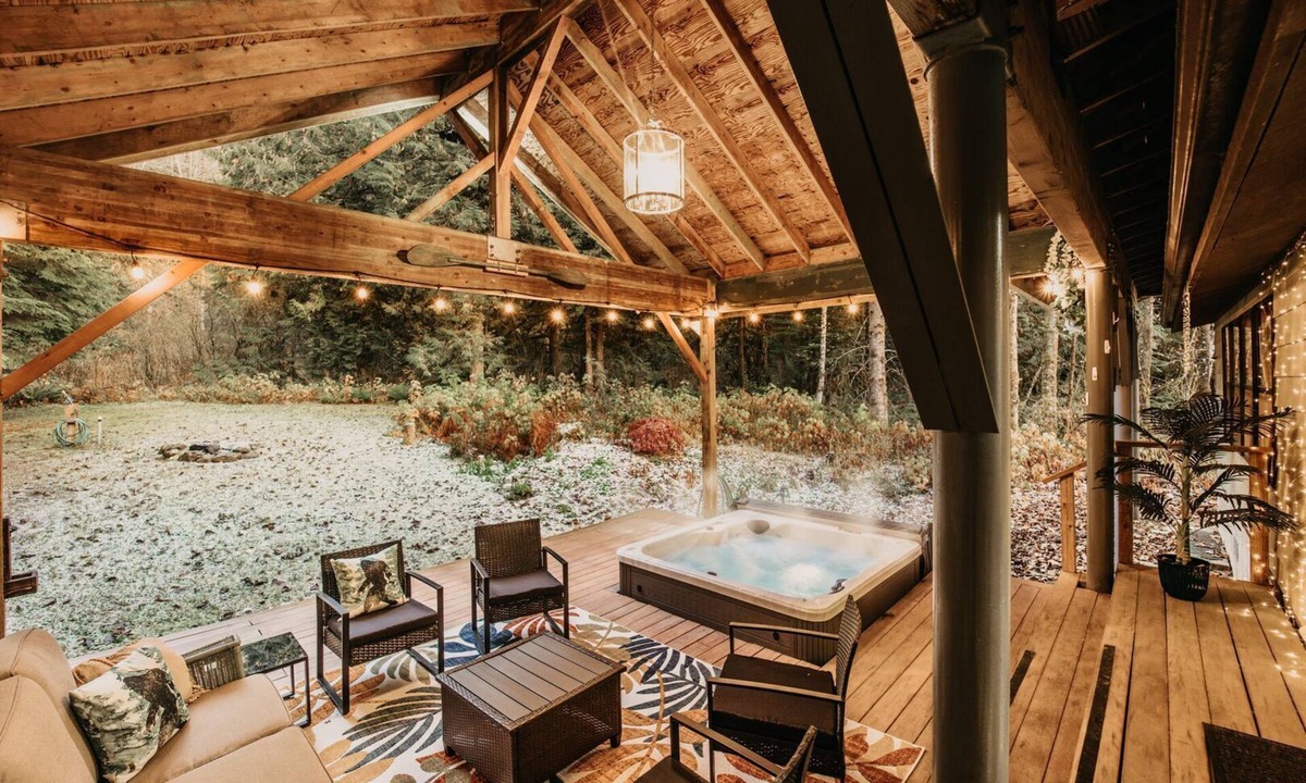 Maple Falls House | Maple Falls Cabin #42 - Hot Tub - BBQ - WiFi - Sleeps 17