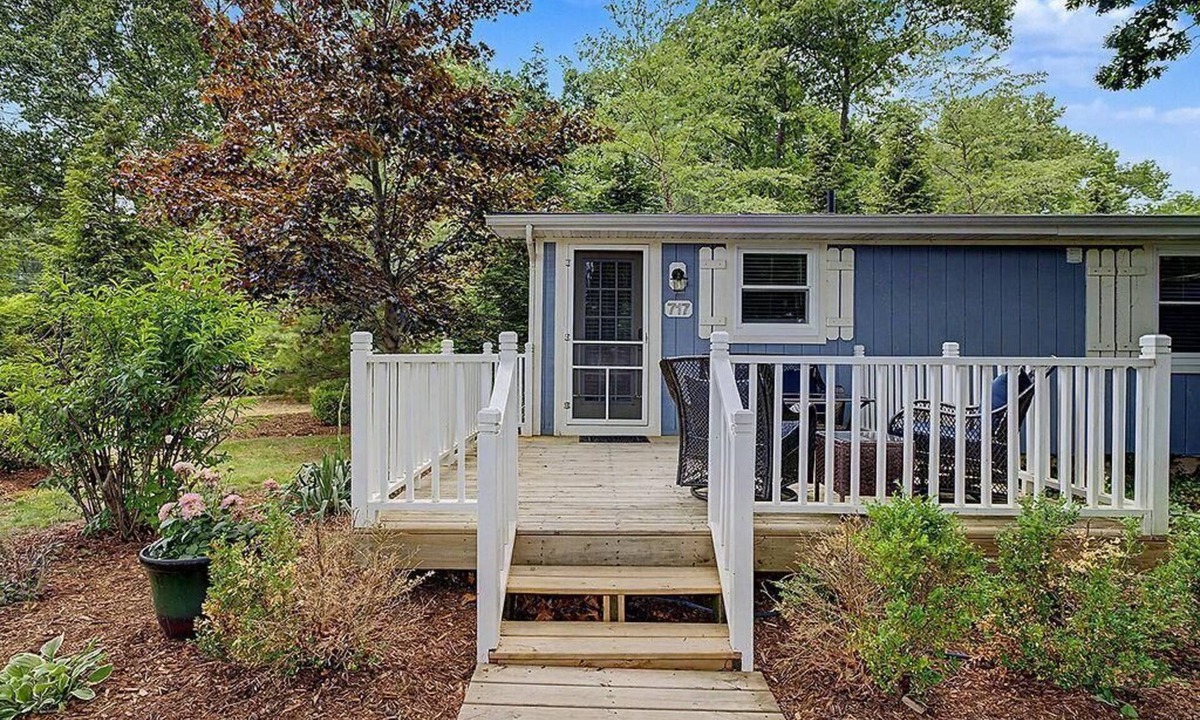 Saugatuck Villa | Maple Ridge Blue Cottage-HOT TUB!