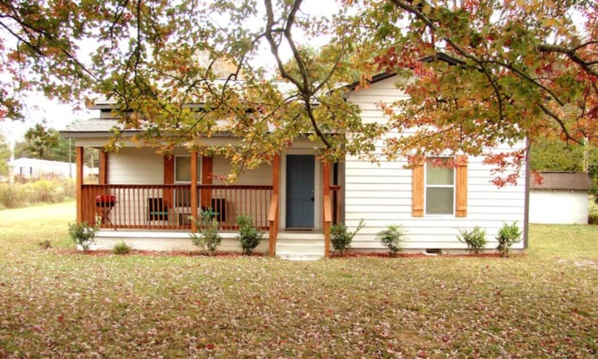 Section Cottage | Maple Tree Cottage - Close to boat docks and Wedding venues