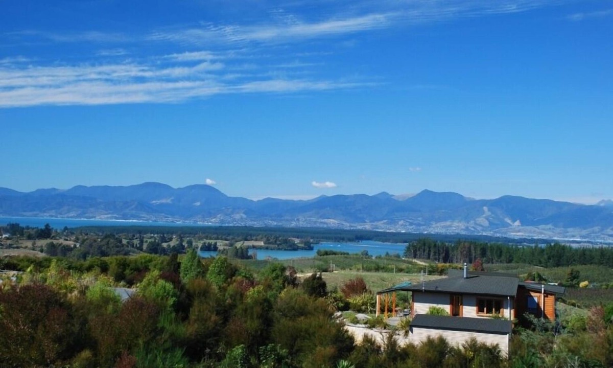 Upper Moutere Cottage | Mapua Heights Cottage; 'a gem among gems'