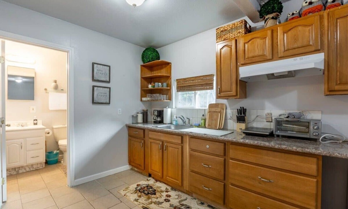 El Granada Cottage | Marbella Lane - 2BR Guest House Dtwn RWC Pking