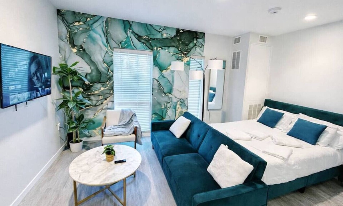 Downtown Des Moines Apartment | Marbled Shores Hideaway (239)
