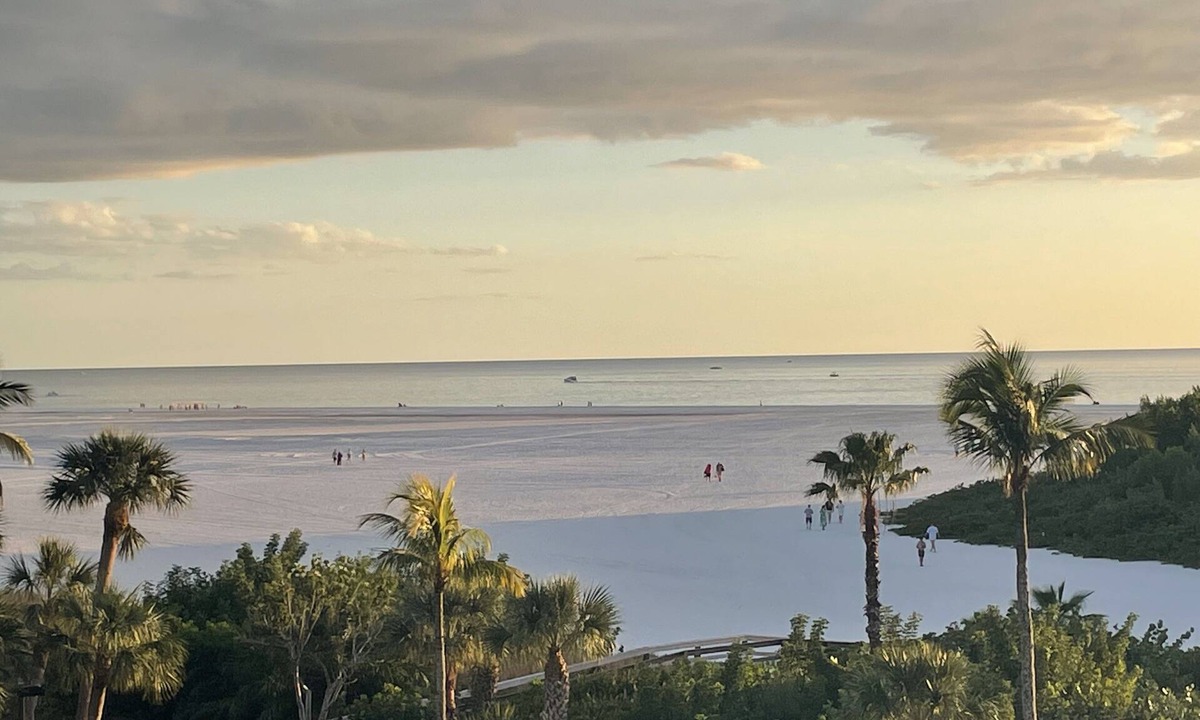 Marco Island Condo | Marco Island Beachfront Condo 2bd, 2 bath. 4th floor with two king beds!