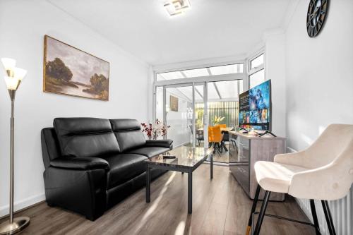 Bloxwich House | Marcot House Modern 5 bedroom house Solihull 10 mins drive from bhx & nec private off road parking
