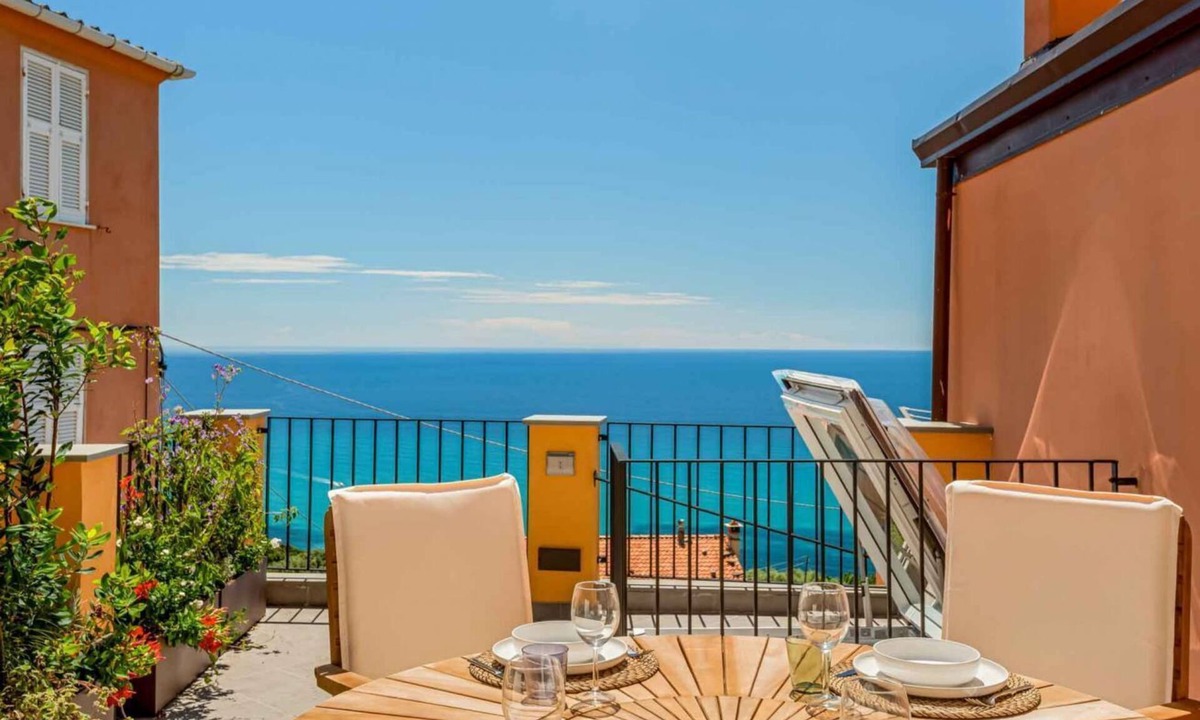 Volastra Apartment | MareAmore – Your refuge overlooking the Cinque TerreWelcome to MareAmore, a delightful holiday home located in Volastra, a picturesque panoramic town in the municipality of Riomaggiore, immersed in the tranquility and breathtaking beauty of the Cinque