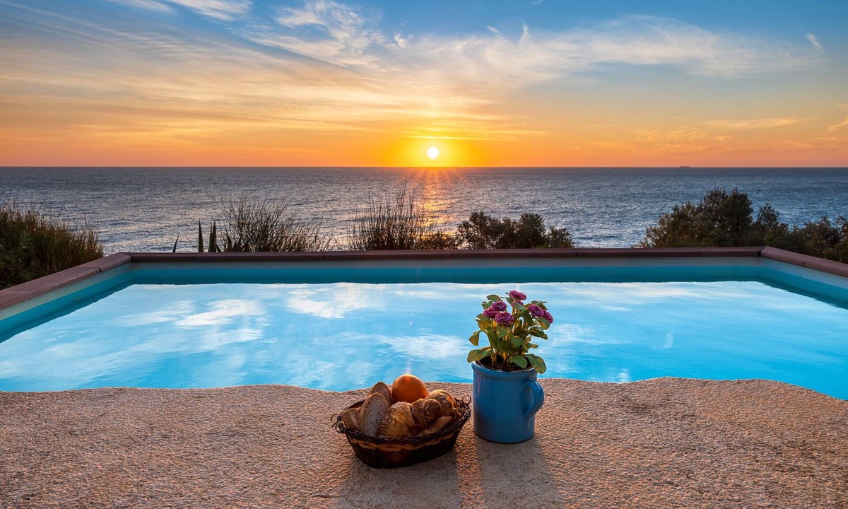 Corsano Cottage | Mareverde.Gorgeous beachfront cottage with pool and very close to the sea access