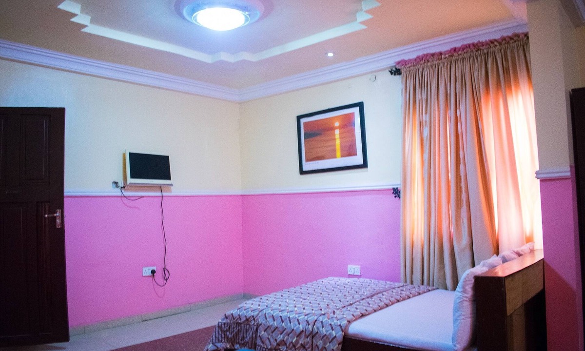 Oshodi-Isolo House | Maria Suites