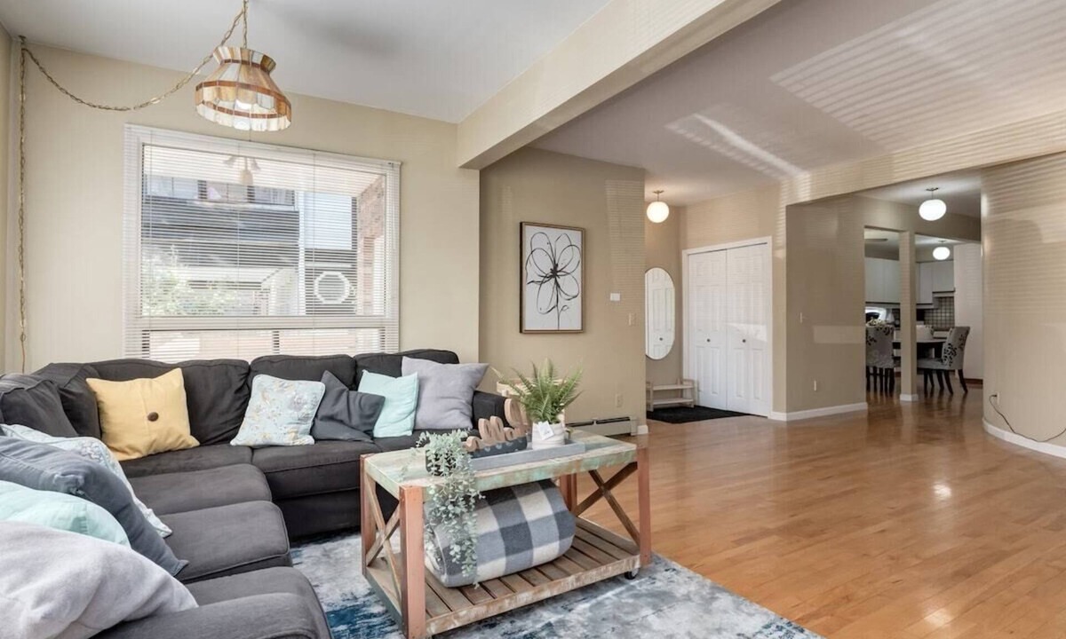 Bankview Apartment | "Marigold" 3 Bed Bankview Suite