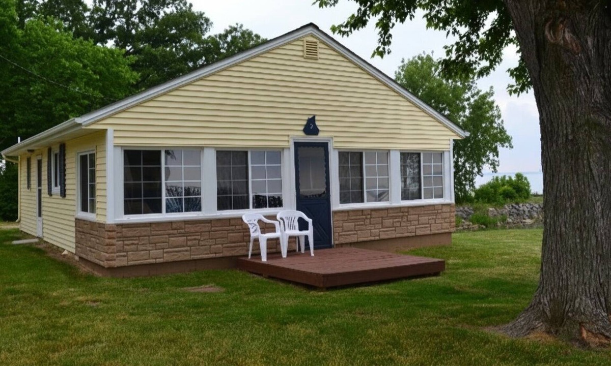 Marblehead Cottage | Marina Front 2BR Cottage #2 on Sandusky Bay — Steps from Marina, Beach & Pool