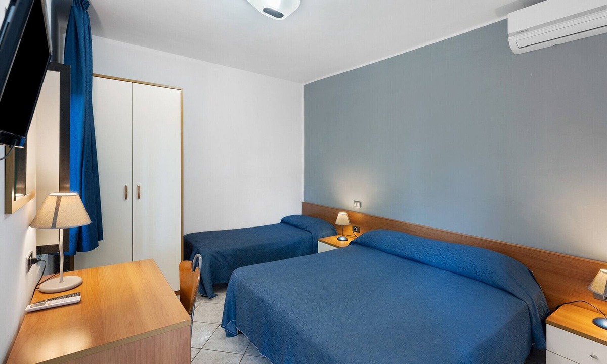 Laura Apartment | Marina Living Rooms - Basic Triple Room with Shared Pool, Wi-Fi and Air Conditioning