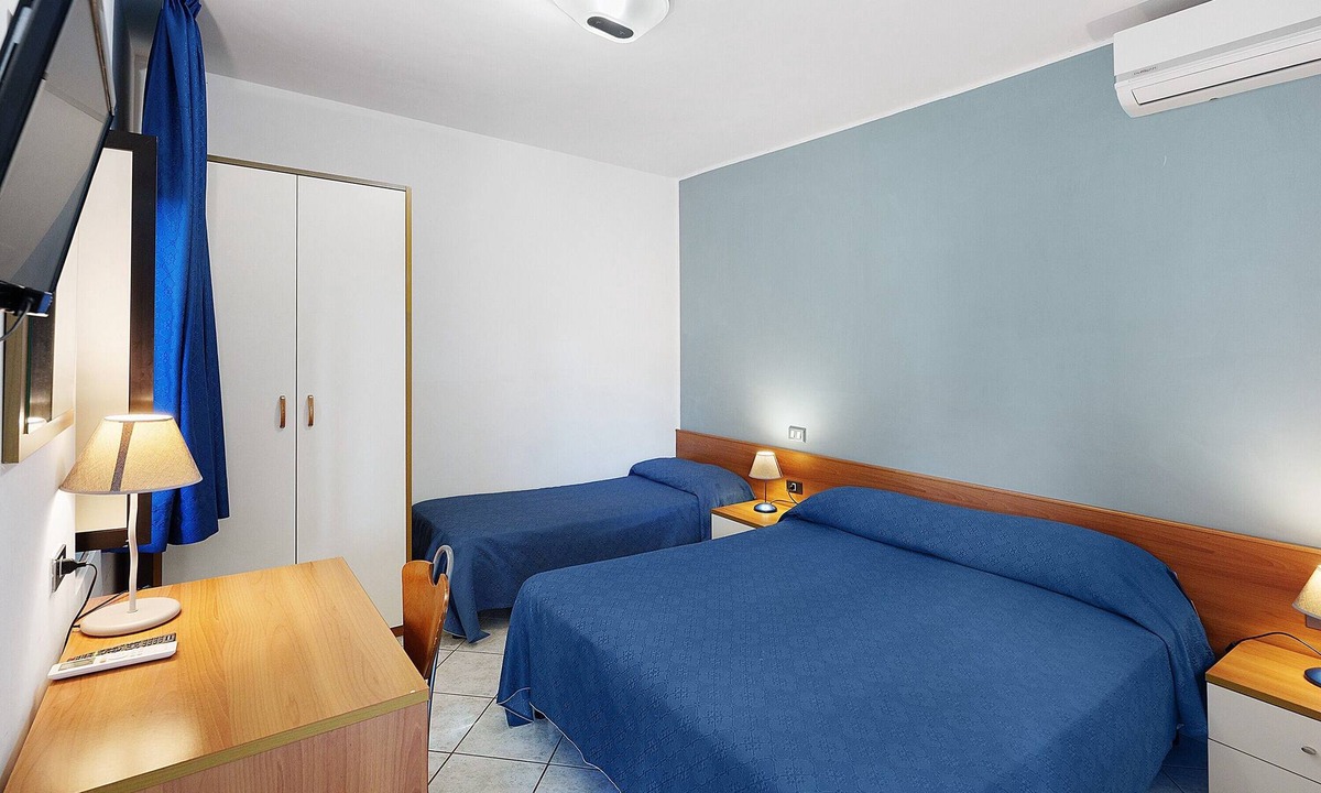 Laura Apartment | Marina Living Rooms – Basic Triple Room with Shared Pool, Wi-Fi & Air Conditioning