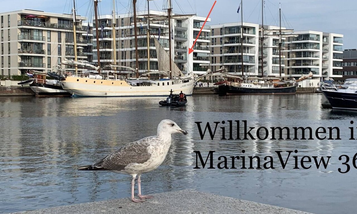 Mitte-Sud Apartment | "MarinaView366" Vacation Rental in Bremerhaven. Enjoy the unique view of the marina, a restful night's sleep on high-quality box-spring mattresses, and a convenient bike storage area.