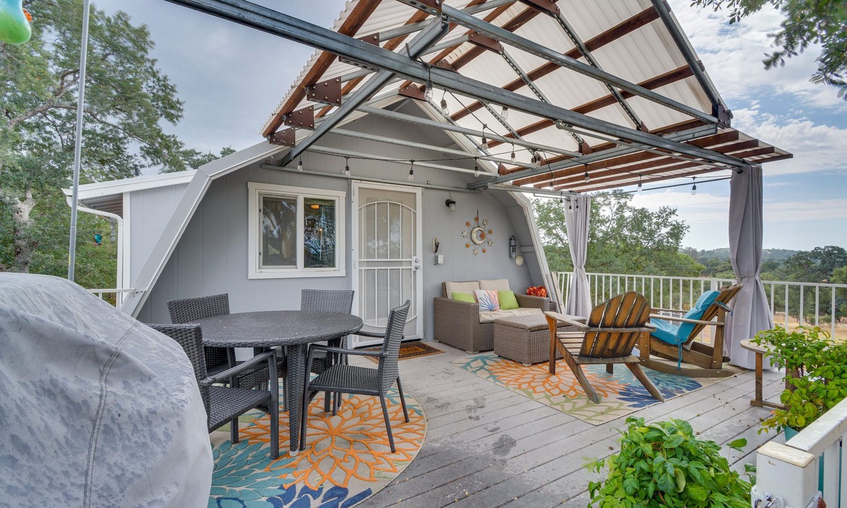 Mariposa House | Mariposa Home: Furnished Patio & Sierra Mtn Views