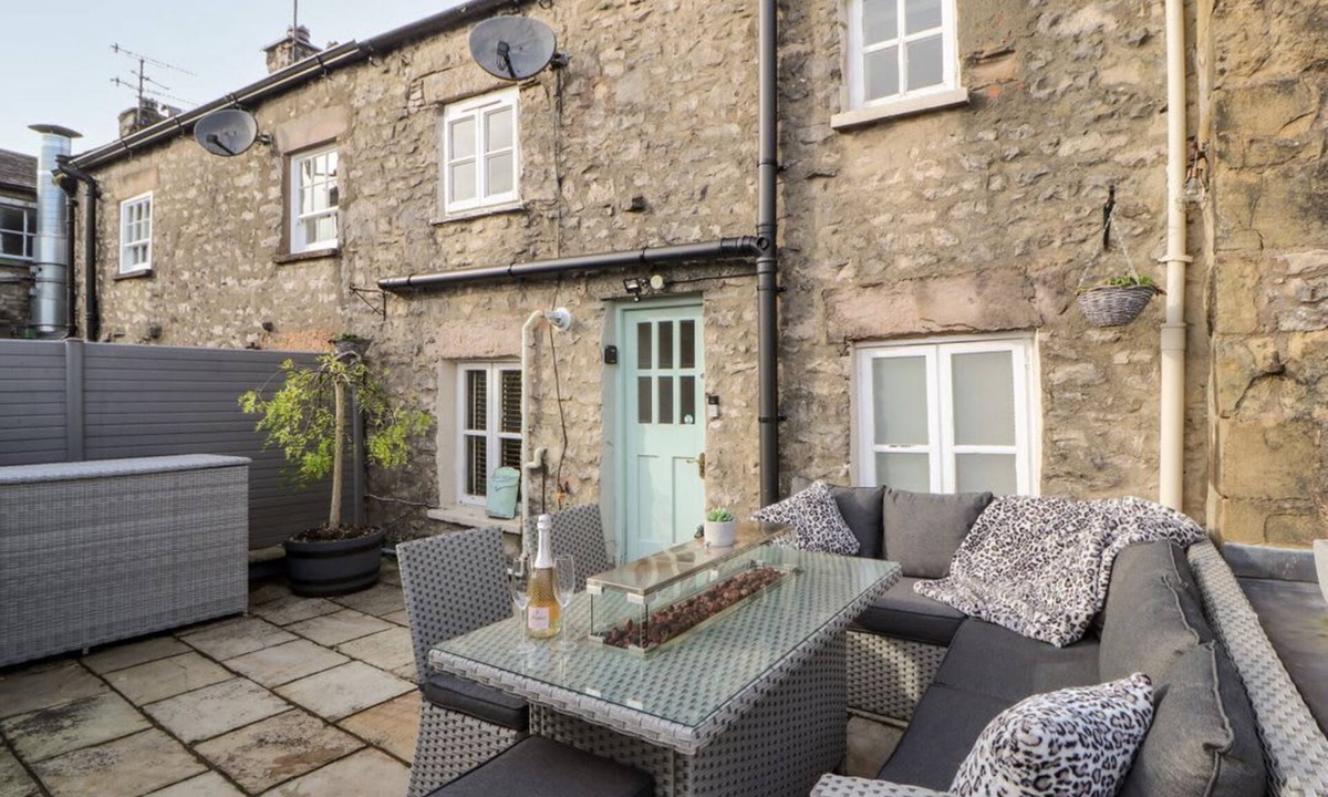 Kirkby Lonsdale Cottage | Market Square Maisonette, Cumbria. TV.