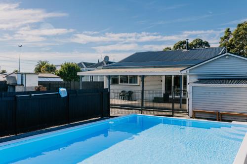 Greymouth Apartment | Marsden Manor - Spacious house with large pool