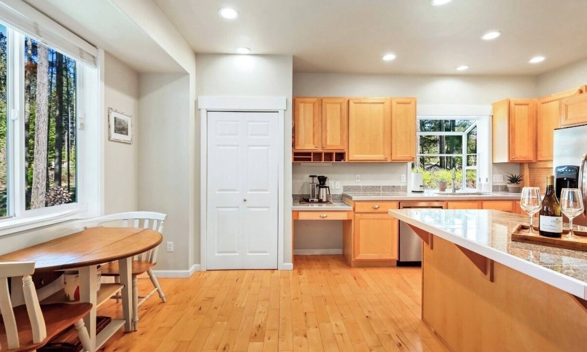 Port Orchard House | Marvelous 3-bedroom house with AC in Port Orchard located minutes from Wye Lake.