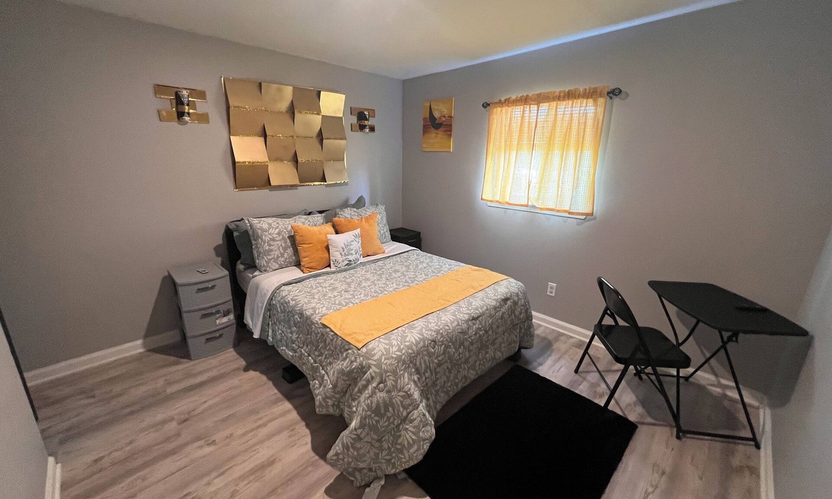 Mosher House | Marvelous 3-bedroom house in Baltimore with WiFi, AC, Smart TV. Travel Royally!