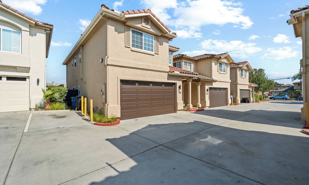 Lincoln Acres Condo | Marvelous 4-bedroom condo in San Diego
