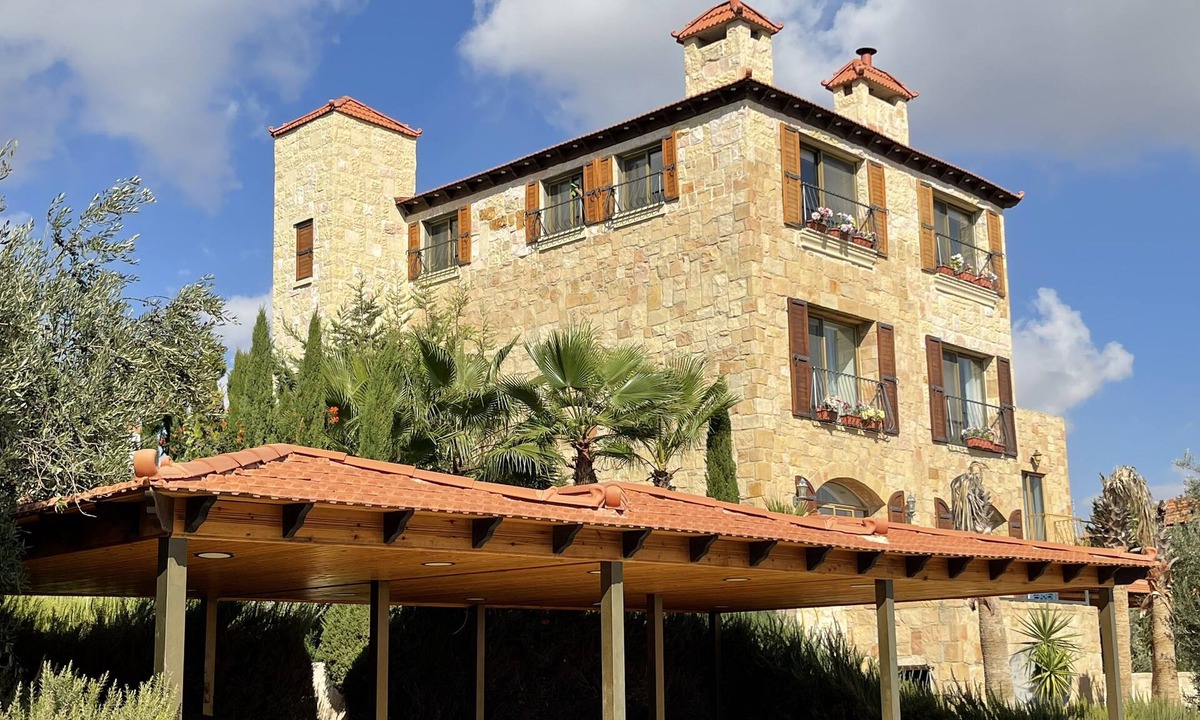 Suwailih Villa | Marvelous 4-bedroom villa in Amman with WiFi, AC , Swimming Pool, Outdoor HotTub