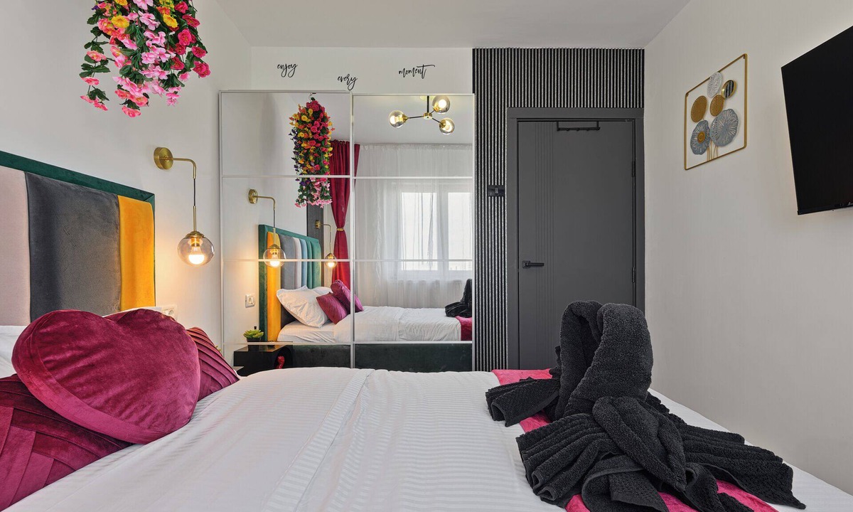 Sector 4 Apartment | Marvelous City View 3-bedroom apartment with Full Kitchen & AC in București