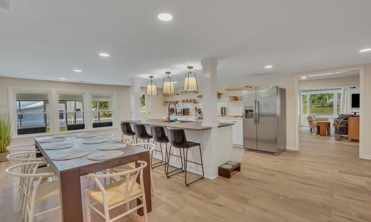 Manning House | Marvelous Manning: 4-Bdr + Studio + Waterfront