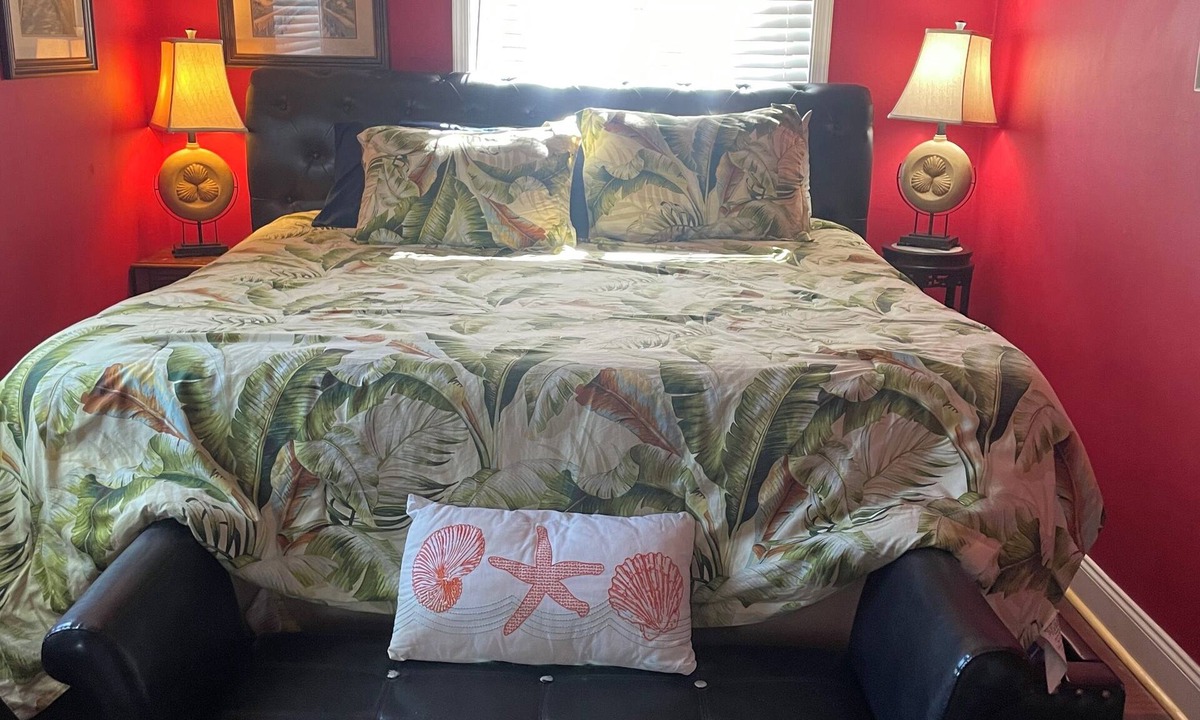 Livingston Apartment | Marvelous Master on the Water at Lake Anna with Tv and Full Bathroom
